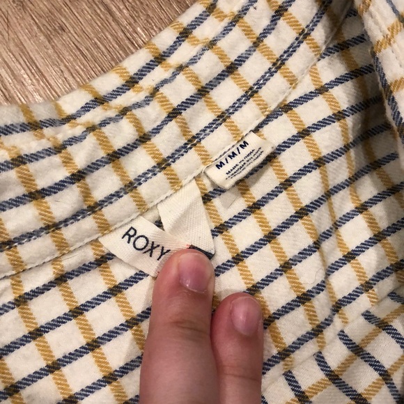 Adorable Roxy button up - Picture 2 of 4